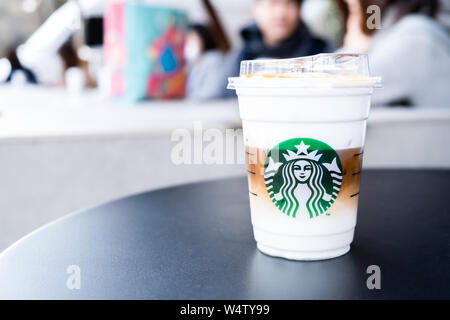Tokyo, Giappone - 17 Marzo 2019: Vista di Starbucks Coffee Cup con il logo del marchio sul tavolo di fronte caffè Starbucks Onshi Ueno Park, Tokyo, Giappone. Foto Stock
