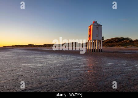 Splendida vista del faro in legno a Burnham on sea in Somerset vicino al tramonto. Il faro è immersa nella luce dorata. Foto Stock