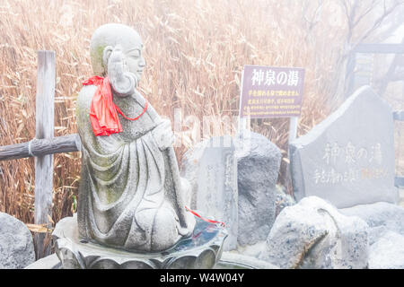 Kanagawa, Giappone - 23 Marzo 2019: Vista di Owakudani tempio buddista in corrispondenza della zona attorno a un cratere creato durante l'ultima eruzione del Monte Hakone, Kan Foto Stock