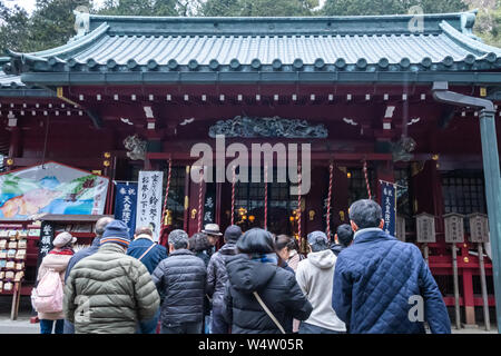 Kanagawa, Giappone - 23 Marzo 2019: Vista di tutto il popolo a pregare per la benedizione al Santuario di Hakone vicino Lago Ashi, Kanagawa, Giappone. Foto Stock