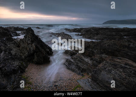 Croyde Bay rocce di seascape al tramonto Foto Stock