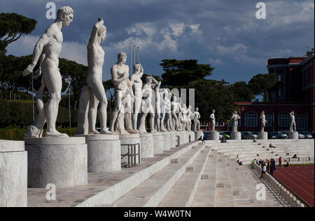 Una vista di Stadio dei Marmi (Marmo Stadium) in Roma. Gigante di pietra e statue in marmo linea i bordi dei sedili di pietra contro un burrascoso cielo estivo. Foto Stock