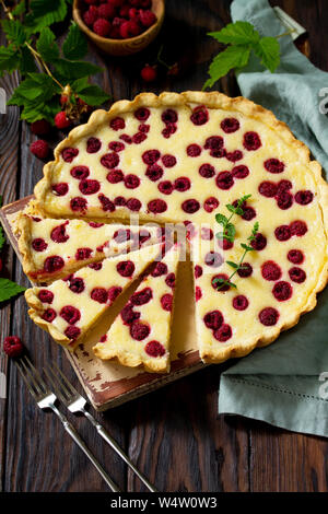 Berry pie estate. Torta dolce, crostata con bacche fresche Lamponi. Deliziosa torta con lamponi. Foto Stock