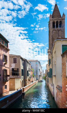 Venezia, Italia - 16 Maggio 2019: i riflessi del sole a giocare nelle acque dei canali, antica Venezia Foto Stock