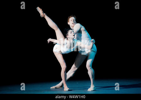 Ballerina Natalia Osipova e Principal Dancer maschio Edward Watson in un balletto moderno duet Foto Stock