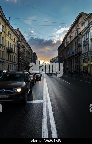 ST. PETERSBURG, Russia - 15 luglio 2016: Traffico di sera sulla Nevsky Prospect, la notte bianca di San Pietroburgo, Russia Foto Stock