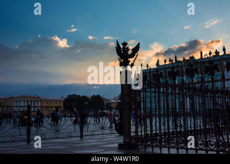 SAINT PETERSBURG, Russia - 15 luglio 2016: stato di bronzo aquila a due teste sulla riga della colonna di Alexander sulla Piazza del Palazzo a San Pietroburgo, R Foto Stock