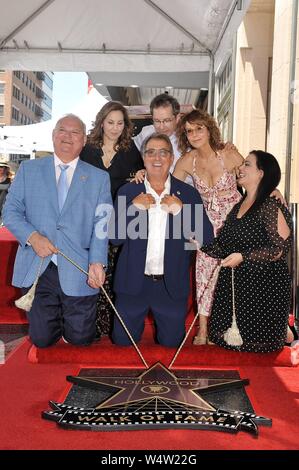 Jeff Zarrinnam, Kathy Najimy, Kenny Ortega, Gary Marsh, Jennifer Grey, Rana Ghadban alla cerimonia di induzione per la stella sulla Hollywood Walk of Fame per Kenny Ortega, Hollywood Boulevard, Los Angeles, CA Luglio 24, 2019. Foto Da: Michael Germana/Everett Collection Foto Stock