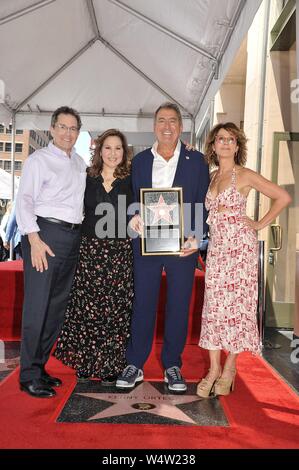 Gary Marsh, Kathy Najimy, Kenny Ortega, Jennifer Grey alla cerimonia di induzione per la stella sulla Hollywood Walk of Fame per Kenny Ortega, Hollywood Boulevard, Los Angeles, CA Luglio 24, 2019. Foto Da: Michael Germana/Everett Collection Foto Stock
