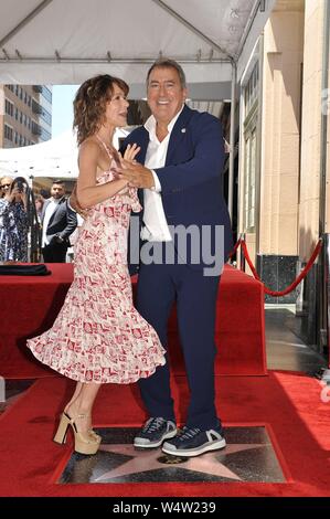 Jennifer Grey, Kenny Ortega alla cerimonia di induzione per la stella sulla Hollywood Walk of Fame per Kenny Ortega, Hollywood Boulevard, Los Angeles, CA Luglio 24, 2019. Foto Da: Michael Germana/Everett Collection Foto Stock