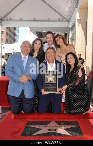Jeff Zarrinnam, Kathy Najimy, Kenny Ortega, Gary Marsh, Jennifer Grey, Rana Ghadban alla cerimonia di induzione per la stella sulla Hollywood Walk of Fame per Kenny Ortega, Hollywood Boulevard, Los Angeles, CA Luglio 24, 2019. Foto Da: Michael Germana/Everett Collection Foto Stock