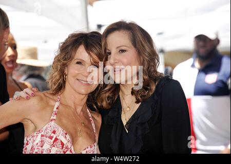 Los Angeles, CA, Stati Uniti d'America. Il 24 luglio, 2019. Jennifer Grey, Kathy Najimy alla cerimonia di induzione per la stella sulla Hollywood Walk of Fame per Kenny Ortega, Hollywood Boulevard, Los Angeles, CA Luglio 24, 2019. Credito: Michael Germana/Everett raccolta/Alamy Live News Foto Stock