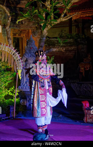 Maschio maturo Stile Balinese tradizionale danzatrice presso il Royal Palace heritage show, Ubud, Bali, Indonesia Foto Stock