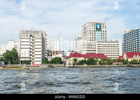 Bangkok, Tailandia - 1 Dicembre 2017: Vista di Siriraj Hospital, Mahidol University, il più antico e il più grande ospedale in Thailandia, a Bangkok si trova su Foto Stock