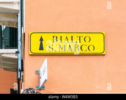 Venezia, Italia - 14 Maggio 2019: informazioni piastra, strada segno Rialto e Piazza San Marco a Venezia Foto Stock