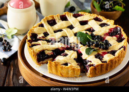 Deliziosa torta con ribes close-up. Berry pie estate. Torta dolce, crostata con freschi ribes berry. Foto Stock
