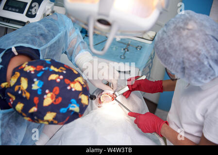 La chirurgia nella clinica dentale. Sinus operazione di sollevamento. Foto Stock