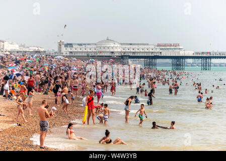 Brighton, Regno Unito. Xxv Luglio, 2019. Registrare le temperature e il sole ha acquistato la folla alla spiaggia di Brighton oggi. Credito: Andrew Hasson/Alamy Live News Foto Stock