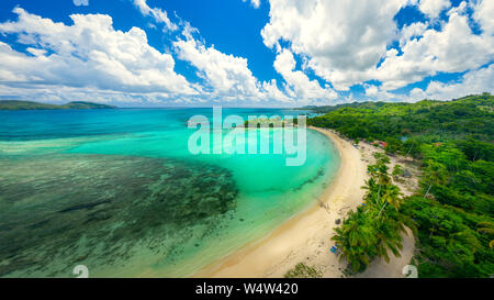 Drone shot di spiaggia tropicale.penisola di Samana,Playa Rincon beach,Repubblica Dominicana. Foto Stock