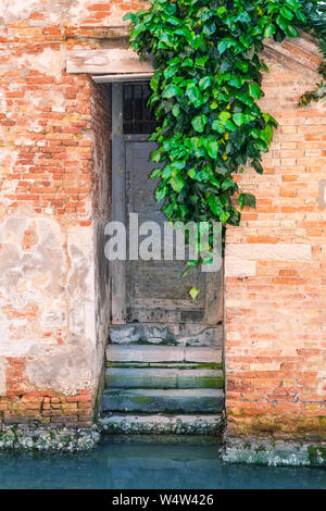 Venezia, Italia - 14 Maggio 2019: tipica porta antichi a Venezia Foto Stock