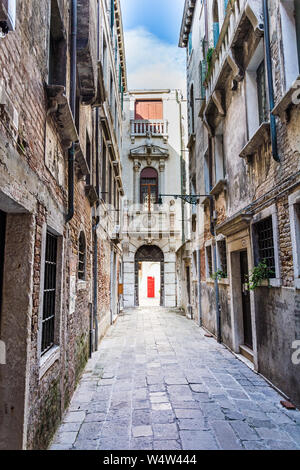 Venezia, Italia - 14 Maggio 2019: impigliata navate tra architettura Venezia Foto Stock