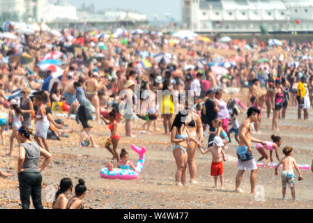 Brighton, Regno Unito. Xxv Luglio, 2019. Registrare le temperature e il sole ha acquistato la folla alla spiaggia di Brighton oggi. Credito: Andrew Hasson/Alamy Live News Foto Stock
