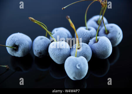 Sento freddo con ciliegie congelate Foto Stock