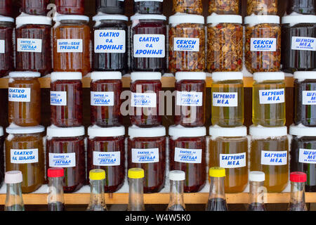 Kopaonik, Serbia - Gennaio 18, 2016: Chutney e barattoli di miele fatti di vari tipi di frutta in specialità mercato serbo Foto Stock