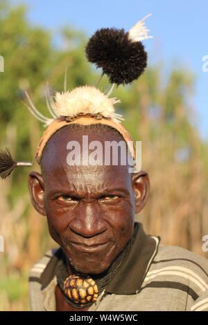 Turkana l uomo con i tradizionali abiti dei capelli Foto Stock