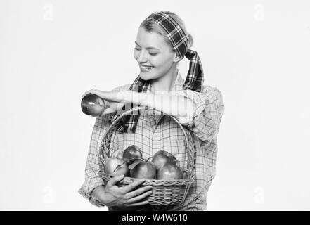 La vitamina e diete alimentari. biologica e vegetariana. i denti sani. Orchard, il giardiniere ragazza con cesto di apple. Donna felice di mangiare apple. raccolto primaverile. frutta estiva. Solo i migliori frutti e verdure. Foto Stock