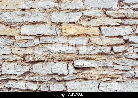 Frammento di un vecchio muro di pietra fatta di calcare per uso come un abstract background e texture. Foto Stock