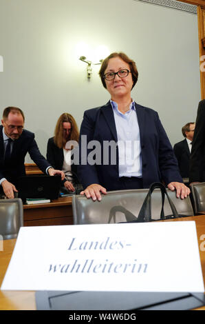 Leipzig, Germania. Xxv Luglio, 2019. La Sassonia è stato il commissario elettorale Carolin Schreck sorge in una camera della Corte costituzionale del Land di Sassonia. Credito: Sebastian Willnow/dpa-Zentralbild/dpa/Alamy Live News Foto Stock