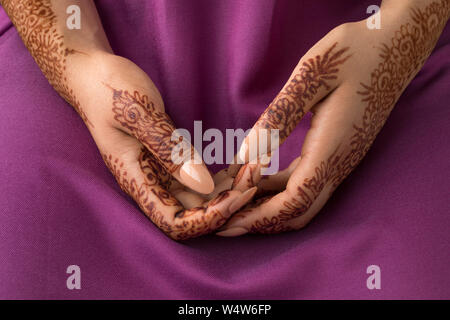 Donna marocchina con tradizionali dipinti henné mani Foto Stock