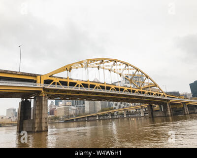 Ponte di colore giallo Foto Stock