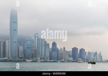 Porto di Hong Kong con due Centro finanziario internazionale e dello skyline di centrale dietro, Isola di Hong Kong, Tsim Sha Tsui, Hong Kong, Cina Foto Stock