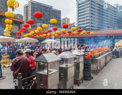 Adoratori in Sik sik Yuen Wong Tai Sin Temple, un Tempio Taoista in nuovo Kowloon, Hong Kong, Cina Foto Stock