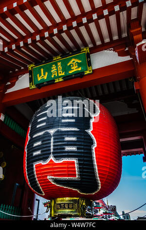 Tokyo, Giappone - 11 Maggio 2019: Sensoji di Asakusa è la principale attrazione, molto famoso tempio buddista, costruita nel VII secolo. Foto Stock