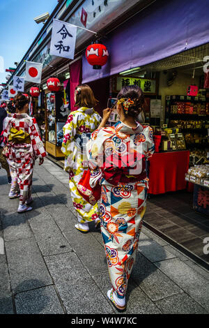 Tokyo, Giappone - 11 Maggio 2019: Sensoji di Asakusa è la principale attrazione, molto famoso tempio buddista, costruita nel VII secolo. Foto Stock