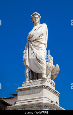 La statua di Dante Alighieri eretto nel 1865 in Piazza Santa Croce a Firenze Foto Stock