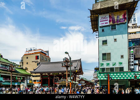 Tokyo, Giappone - 11 Maggio 2019: Sensoji di Asakusa è la principale attrazione, molto famoso tempio buddista, costruita nel VII secolo. Foto Stock