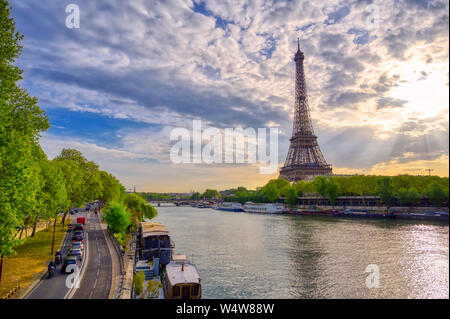 La Torre Eiffel attraverso il Fiume Senna a Parigi in Francia in una giornata di sole con belle nuvole. Foto Stock