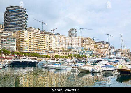 MONTE CARLO, Monaco - Agosto 20, 2016: Monte Carlo del porto con barche e yacht di lusso in un giorno di estate in Monte Carlo, Monaco. Foto Stock