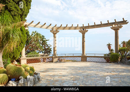 MONTE CARLO, Monaco - Agosto 20, 2016: Il giardino esotico giardino botanico di terrazza con vista sul mare, la luce del sole in Monte Carlo, Monaco. Foto Stock