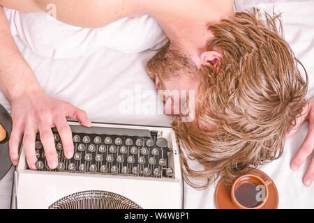 Autore tousled hair addormentarsi mentre scrivere libro. Lavoro addormentarsi. L'uomo con la macchina da scrivere di sonno. Termine ultimo concetto. Ha lavorato tutta la notte. L'uomo addormentarsi. Scrittore utilizzato vecchia macchina da scrivere. Foto Stock