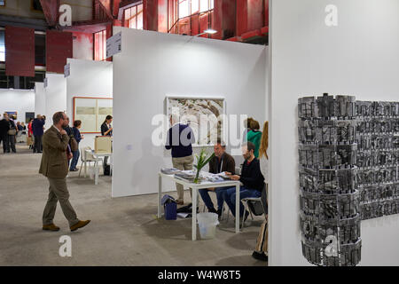 Torino, Italia - 4 Maggio 2019: La fotografia Phair art fair interno alla Borsa Valori con i visitatori a Torino, Italia. Foto Stock