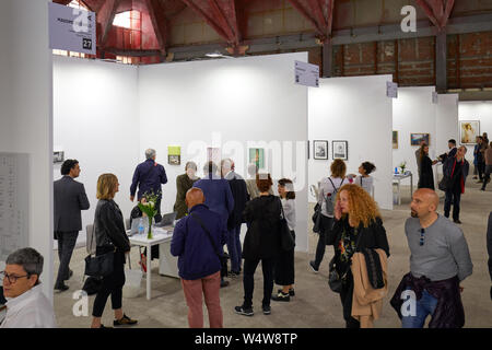 Torino, Italia - 4 Maggio 2019: La fotografia Phair art fair interno alla Borsa Valori con i visitatori a Torino, Italia. Foto Stock