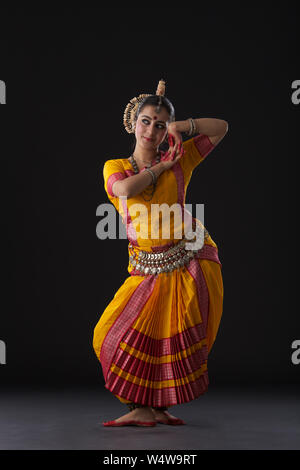 Donna di eseguire Odissi dance Foto Stock