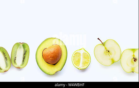 Avocado, verde mela, kiwi, calce. Gli ingredienti naturali per fatti in casa di cura di pelle su sfondo bianco. Spazio di copia Foto Stock