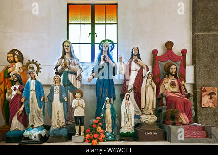Varie sculture cattolica di Madre Maria e Gesù dentro la chiesa parrocchiale di San Antonio De Padova in città Cuartero, Capiz Provincia, Filippine Foto Stock
