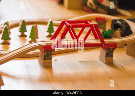 Giocare con un BRIO treno su un pavimento di legno Foto Stock